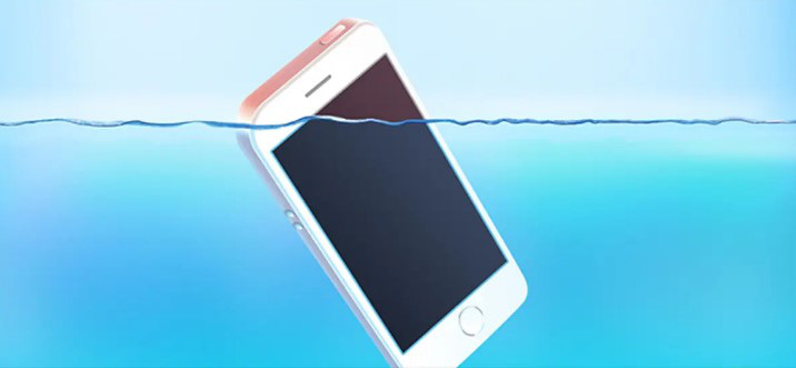Điện thoại bị rơi xuống nước khi du lịch - Hình 2