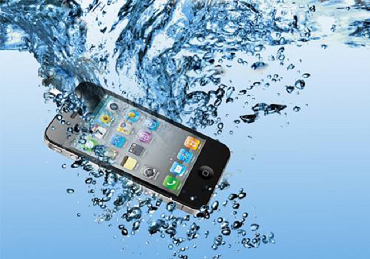 Điện thoại bị rơi xuống nước khi du lịch - Hình 4