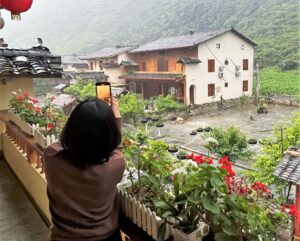 Gặp trời mưa khi đi du lịch phải làm gì