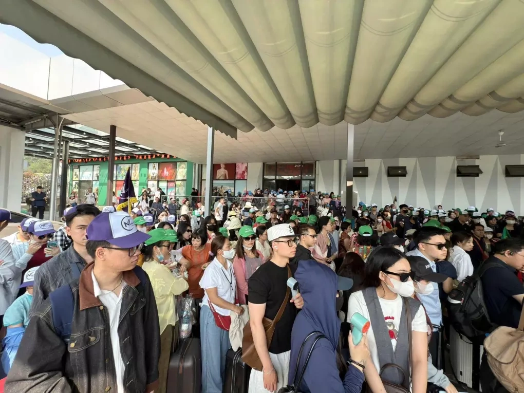 Làm gì khi điểm du lịch quá đông - Hình 5