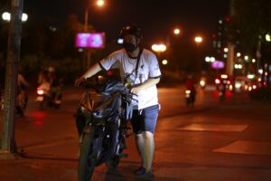 Làm gì khi hết xăng giữa đường