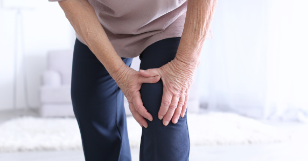 Làm gì khi người lớn tuổi bị đau khớp khi đi du lịch - Hình 3