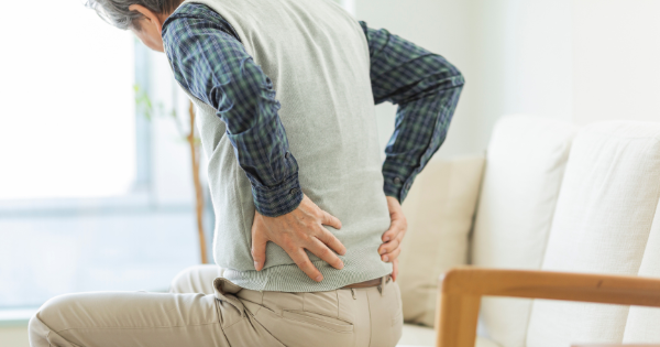 Làm gì khi người lớn tuổi bị đau khớp khi đi du lịch