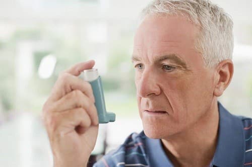 Làm gì khi người lớn tuổi bị khó thở - Hình 3