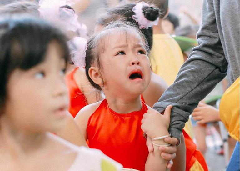 Làm gì khi trẻ bị hoảng sợ khi đi du lịch - Hình 3