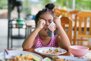 Làm gì khi trẻ không chịu ăn khi đi du lịch
