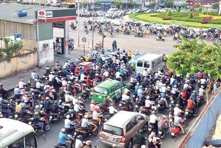 Ngã tư Phạm Văn Đồng Nguyễn Kiệm - Image 1