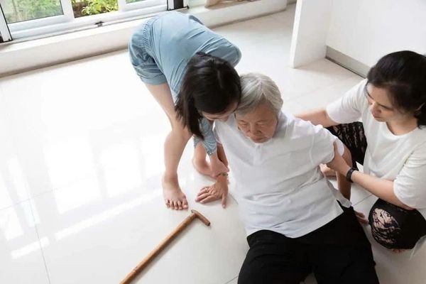 Người lớn tuổi bị mệt khi di chuyển đường dài - Hình 2
