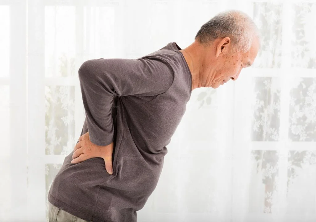Người lớn tuổi bị mệt khi di chuyển đường dài - Hình 4