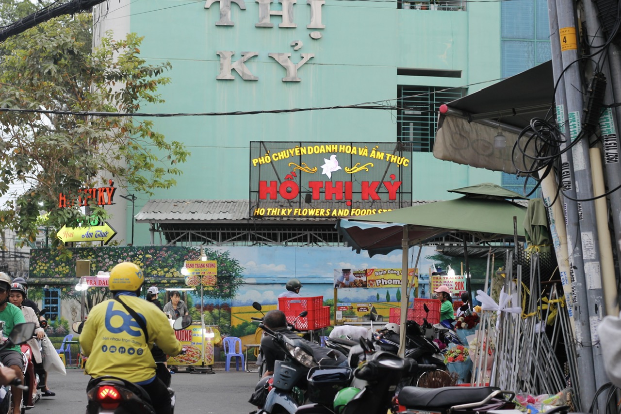 Phố ẩm thực Hồ Thị Kỷ - Hình 2